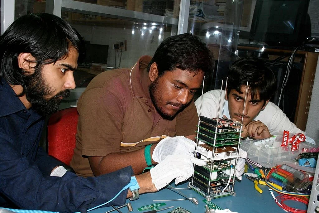 IIT कानपुर - नैनो सैटेलाइट 'जुगनू'