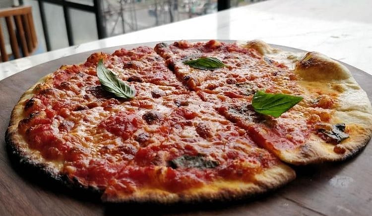 Vito's Pizzeria in Lucknow offers authentic Italian slices of heaven for the pizza lover in you!