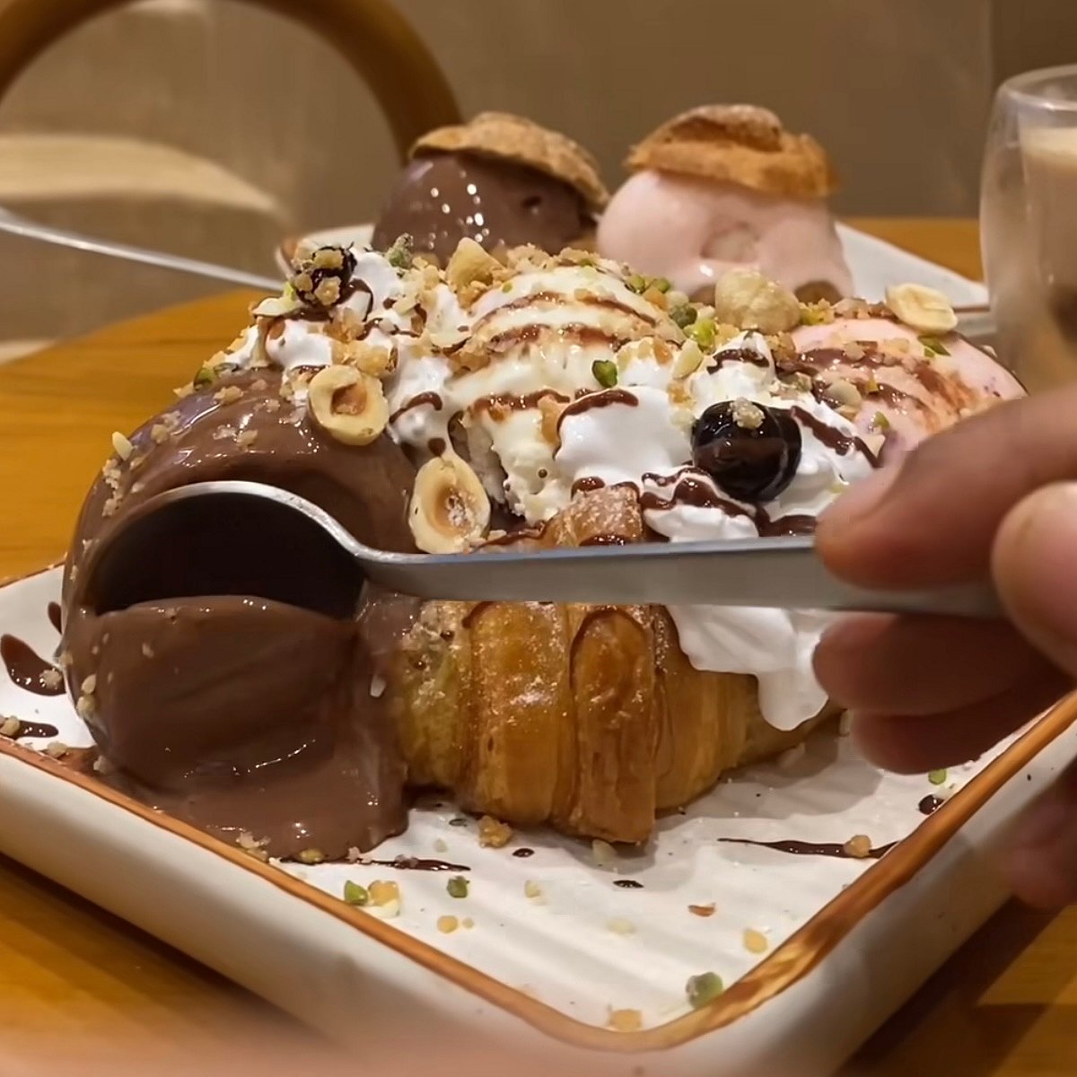 Top more than 123 hangout cakes vile parle super hot in.eteachers