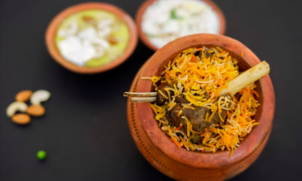 Order food online from these 5 scrumptious outlets in Lucknow!