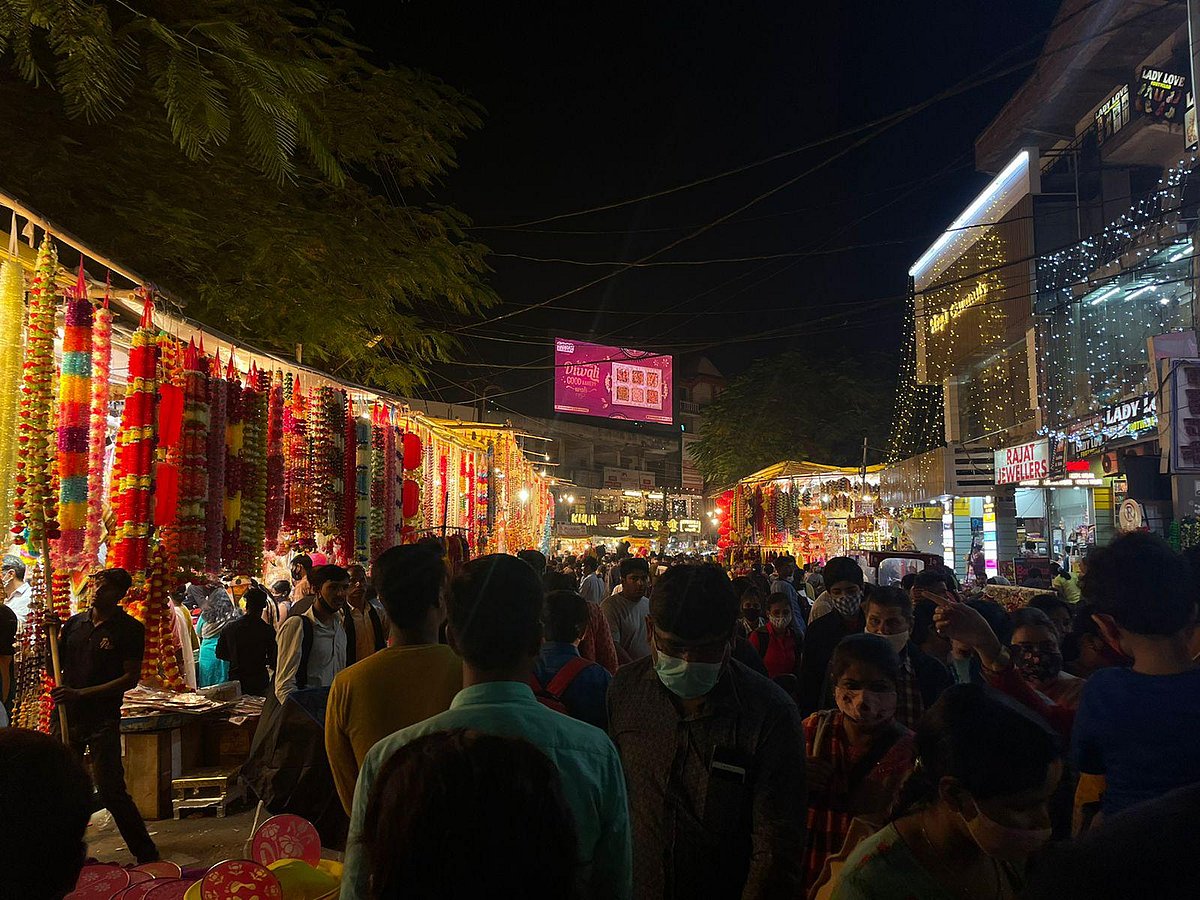 Head over to Lucknow's Bhoothnath Market to complete your lastminute