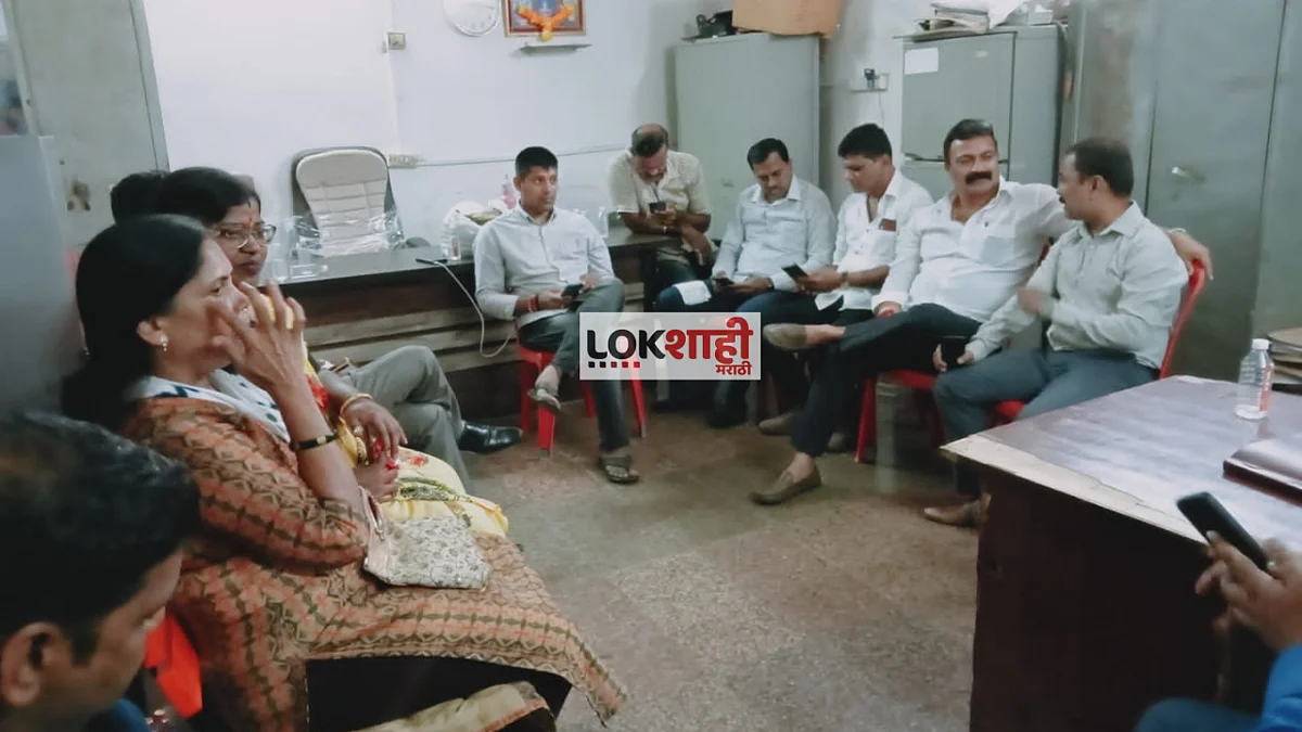 आव्हाडांसह ताब्यात घेतलेले कार्यकर्ते पोलिस चौकीत मोबाईल वापरताना