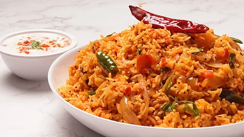 தக்காளி சாதத்தை இப்படி செஞ்சு பாருங்க.. பக்கத்து வீட்டுக்காரங்க கதவைத் தட்டி கொஞ்சம் கேட்பாங்க!