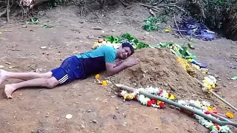 "என் புள்ளையோடவே இருக்கிறேன்".. மகனின் கல்லறையை விட்டு நகர மறுக்கும் தந்தை! 'RCB கொண்டாட்ட கொடுமை'-யின் மற்றொரு அவலம்!