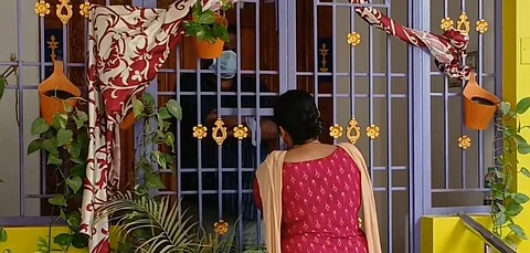 “வேறொரு பெண்ணுடன் குடும்பம் நடத்திய கணவர்” - கையும் களவுமாக பிடித்த மனைவி.. இருவரையும் வீட்டில் பூட்டி வைத்து ஆர்ப்பாட்டம்!