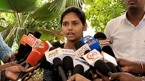 “தவெக தலைவர் விஜய் மீது புகாரளித்த வைஷ்ணவி” - அரசியலில் விமர்சனங்கள் நாகரிகமாக இருக்க வேண்டும் என குற்றச்சாட்டு!