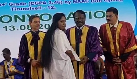 “மேடையிலேயே அவமதிக்கப்பட்ட கவர்னர்” - முகத்திற்கு நேராக மாணவி செய்த செயல்.. அதிர்ந்துபோன அரங்கத்தினர்!