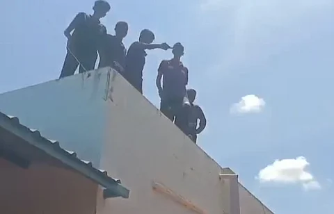 “கட்டிடத்தின் மேல் ஏறி  தற்கொலை முயற்சி” - பள்ளிக்கு சீல் வைக்க வந்த நிதி நிறுவனம்.. மாணவர்களை தவறாக வழிநடத்துகிறது நிர்வாகம்? 