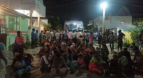 “தொடர்ந்து அட்ராசிட்டி செய்த இளைஞர்கள்” - நள்ளிரவில் நடந்த சாலை மறியல்.. ஊரை மீட்டு தருமாறு கோரிக்கை வைத்த பொதுமக்கள்!