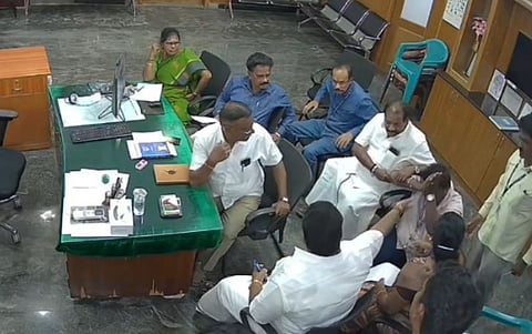 “கவுன்சிலர் காலில் விழுந்த நகராட்சி  பணியாளர்” - ஒருமையில் பேசி மிரட்டிய மக்கள் பிரதிநிதிகள்.. கவுன்சிலரை மதிக்காததால் நடந்த கொடுமை!