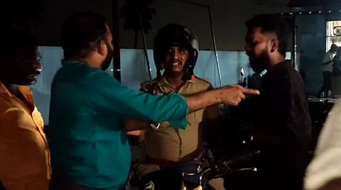 “நீ என்ன அவ்வளவு பெரிய அப்பாடக்கரா” - காரணமே இல்லாமல் அடித்த காவலர்.. சுற்றி வளைத்து பிரச்சனை செய்த இளைஞர்கள்!