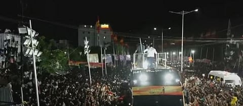 BIG BREAKING : கரூரில் நடந்த விஜய் பிரச்சாரத்தில் கூட்ட நெரிசல்..  6 குழந்தைகள் 16 பெண்கள் உட்பட 34 பேர் பலி!