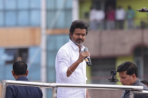 “பாட்டிலுக்கு பத்து ரூபாய்” - மந்திரியை உச்சி மேல் தூக்கி வைத்து மெச்சியவர் சிஎம்..  செந்தில் பாலாஜியை விளாசிய விஜய்!