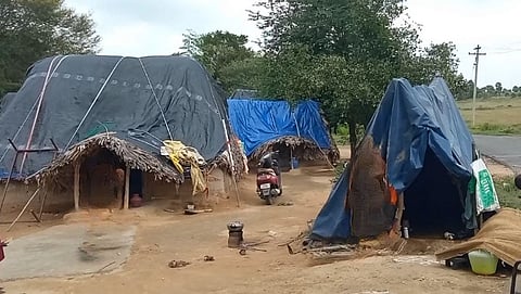 “ஒப்பந்ததாரர்கள் செய்யும் அட்டகாசம்” - வீடுகளின்றி தவிக்கும் பழங்குடியினர்.. அரசாங்க பணத்தை மோசடி!