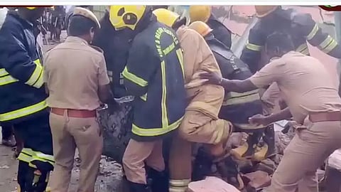 திடீரென வெடித்த நாட்டு வெடி..! மளமளவென சரிந்த வீடு..! “இடிபாடுகளில் கிடந்த 4 சடலங்கள்"