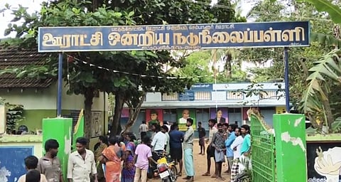 “ஒரே பள்ளியில் 15 மாணவிகளுக்கு பாலியல் தொல்லை” -  53 வயதுடைய ஆசிரியர் செய்த அசிங்கம்.. சுற்றிவளைத்த ஊர் மக்கள்!