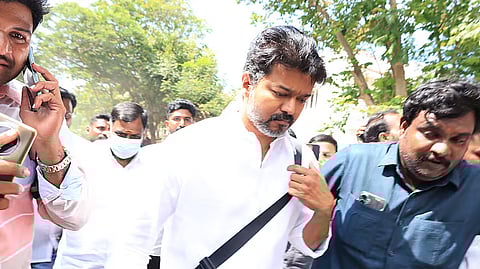 பாதிக்கப்பட்ட மக்களை தனியார் விடுதியில் சந்தித்த தவெக தலைவர் விஜய் .. ஒவ்வொரு குடும்பத்திற்கும் தனித்தனியாக ஆறுதல்!