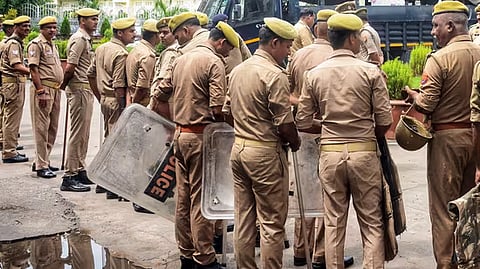 Kanpur law stdent attack news in tamil