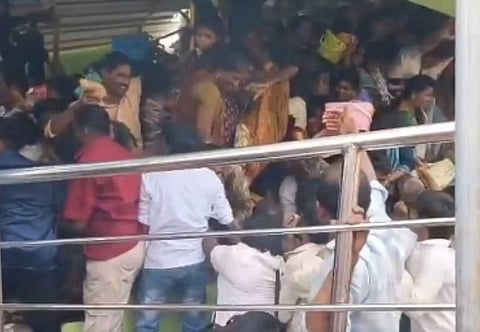 கரூர் துக்கமே இன்னமும் மறையல.. அதுக்குள்ளே ஆந்திராவில் நடந்த மாபெரும் துயரம்! கூட்ட நெரிசலில் பெண்கள், குழந்தைகள் பலி! அதிர்ச்சியில் அரசு!