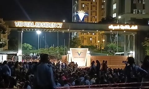 “விடுதியின் குளியலறையில் இருந்த சிசிடிவி” - சமூக வலைத்தளத்தில் பரவிய அந்தரங்க வீடியோ.. விடிய விடிய போராடிய பெண்கள்!