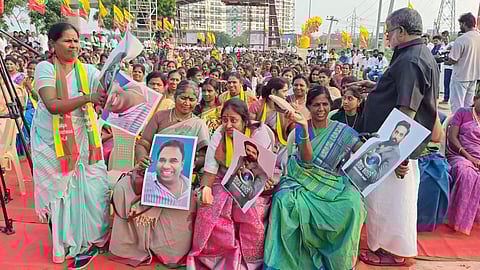 விஜய் சேதுபதியின் படத்தை செருப்பால் அடித்த பெண்கள்..  தனியார் நிகழ்ச்சிக்கு தடை விதிக்க கோரி போராட்டம்.. EVP -யில் பரபரப்பு!  