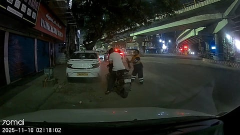 “இவ்வளவு அசிங்கமா..தூய்மை பணியாளரிடம் பாலியல் அத்துமீறல்” - துடைப்பத்தால் அடித்து விரட்டிய பெண்.. வெளியான வீடியோ பதிவு!