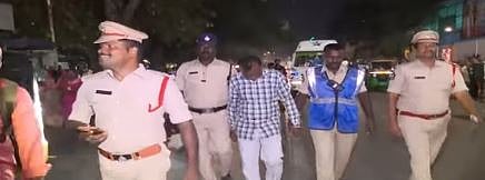 “தொடர்ந்து மூன்று வருடம்.. பல மாணவிகளை சீரழித்த ஆசிரியர்” - கைது செய்த குற்றவாளியை நடக்க வைத்து அழைத்து சென்ற ஆந்திர போலீஸ்!