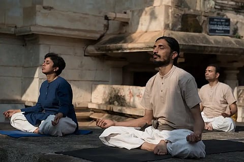 உங்களை நீங்களே மாற்ற ரகசிய வழி! நிம்மதியைத் தேடி அலைய வேண்டாம்; 10 நிமிடத் தியானம் உங்கள் வாழ்க்கையை எப்படி மாற்றும்?