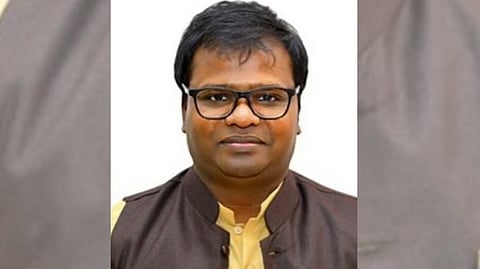 “கல்லூரியில் மாணவியை நாசம் செய்த பேராசிரியர்” - வீடியோ எடுத்து வைத்து மிரட்டிய நபர்.. மாறி மாறி பெண்ணுக்கு கொடுத்த டார்ச்சர்!