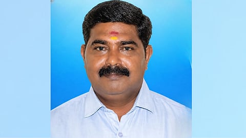 “பூச்சிக்கொல்லி மருந்து குடித்த சலூன் கடைக்காரர்” -  தற்கொலைக்கு தூண்டிய அந்த ஒரு செயல்… கூனிக்குறுகி நின்ற தொழிலாளி!