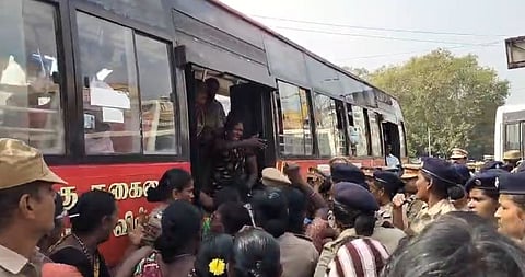 ஆட்சியர் அலுவலகத்தை அதிரவைத்த ஆசிரியர்கள்! வலுக்கட்டாயமாகத் தூக்கிய போலீஸ்! சென்னையில் பரபரப்பு!