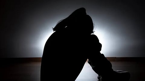 நடுரோட்டில் வீசி எறியப்பட்ட இளம்பெண்: ஓடும் காரில் நிகழ்ந்த கொடூரமான கூட்டுப் பாலியல் வன்கொடுமை!!