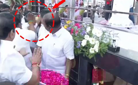 அதிமுக தொண்டரை கடுமையாக தாக்கிய  நகர செயலாளர்.. மேடையிலேயே அதிர்ந்து போன எடப்பாடி பழனிசாமி!