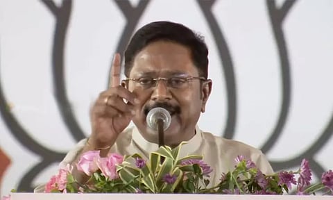 "அண்ணன் எடப்பாடி".. மேடையிலேயே உருகிய டிடிவி தினகரன்! - புன்முறுவலுடன் அரவணைத்த ஈ.பி.எஸ் - தட்டிக் கொடுத்த பிரதமர் மோடி! 