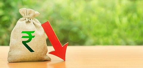 சரிந்து விழும் இந்திய ரூபாயின் மதிப்பு: உலகப் பொருளாதாரப் போரில் இந்தியா சந்திக்கும் சவால்கள் என்ன? சாமானியர்கள் முதல் கோடீஸ்வரர்கள் வரை நிற்க.. படிக்க!