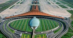 தலை சுற்ற வைக்கும் பிரம்மாண்டம்! ஒரு நகரத்தையே மிஞ்சும் உலகின் மிகப்பெரிய விமான நிலையம்! இது எங்கிருக்கு தெரியுமா?