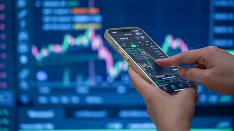 முதலீட்டாளர்களின் கவனத்திற்கு: அமெரிக்கா கொடுக்கும் ரகசிய சிக்னல்! இந்த 8 பங்குகளை இப்போதே வாங்குவது லாபமா?