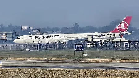 நடுக்காட்டில் விமானத்தின் எஞ்சினில் தீ? 236 பயணிகளின் கதி என்ன? பதறிய கொல்கத்தா விமான நிலையம்