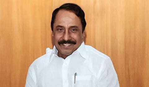 செங்கோட்டையன் எங்கே?.. கேள்வி கேட்ட செய்தியாளரிடம் டென்ஷனை காட்டாமல் சிரித்துக் கொண்டே சமாளித்த அருண்ராஜ்