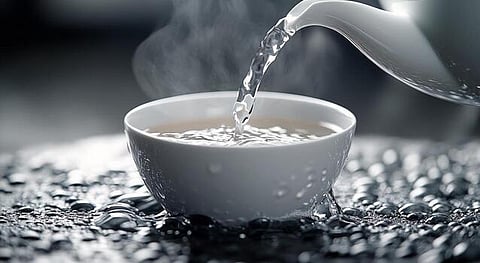 வெறும் வயிற்றில் சுடுதண்ணீர் குடித்தால்.. உடலில் நடக்கும் 5 அதிசய மாற்றங்கள்! இதைத் தெரிஞ்சா இனிமே காபி, டீயைத் தொடவே மாட்டீங்க