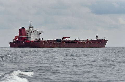 நடுக்கடலில் கைவிடப்பட்ட 410 கப்பல்கள்! சாப்பாட்டுக்கே வழியில்லாமல் தவிக்கும் ஆயிரக்கணக்கான மாலுமிகள் - உலகையே உலுக்கும் "நிழல் உலக" கப்பல் மாஃபியா!