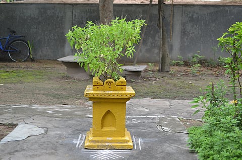 வீட்டில் பணத்தை ஈர்க்கும் துளசி மாடம்?