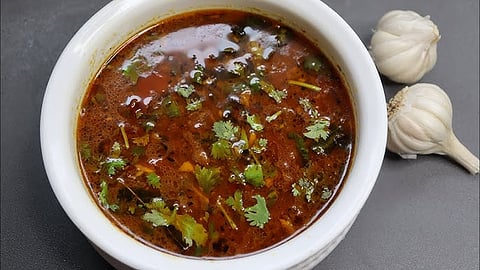 சளி, இருமல் இனி உங்களை நெருங்காது! கிராமத்து ஸ்டைலில் மணமணக்கும் பூண்டு ரசம்