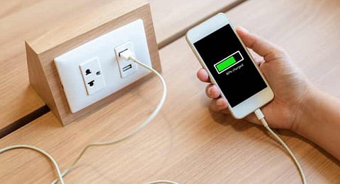 உங்க போன் பேட்டரி சீக்கிரம் தீந்துடுதா? இந்த 3 செட்டிங்ஸ் மாத்தினா போதும்.. பேட்டரி சாகாது!