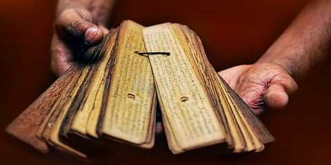 உங்கள் கட்டைவிரல் ரேகையில் ஒளிந்திருக்கும் முற்பிறவி ரகசியம்.. பல்லாயிரம் ஆண்டு பனை ஓலைகள் உங்கள் எதிர்காலத்தைச் சொல்வது எப்படி?