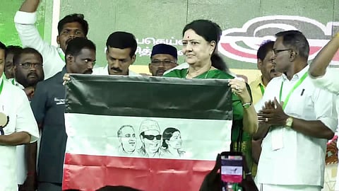 “புதிய கட்சியை தொடங்கிய சசிகலா” - முதுகில் குத்திய
துரோகி என எடப்பாடியை விமர்சனம்… கூட்டணி அமைக்க இந்த முடிவா?