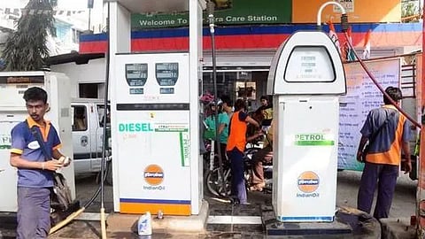 இந்தியாவிற்கு வரும் பெட்ரோல், டீசல் விலையில் திடீர் மாற்றம்? ஹார்முஸ் நீரிணையில் நிலவும் பதற்றம் - கலக்கத்தில் வாகன ஓட்டிகள்!