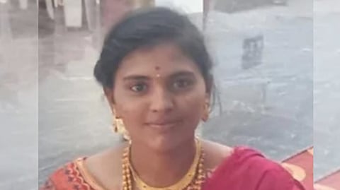 "3 நாள் பழைய சாம்பார்".. பெங்களூருவில் கணவனுடன் ஏற்பட்ட தகராறில் இளம்பெண் எடுத்த விபரீத முடிவு!