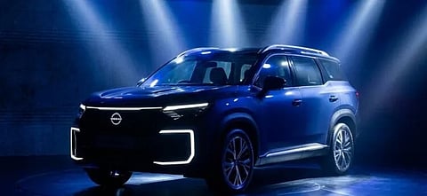 விலை கம்மி.. வசதி அதிகம்! 7 பேர் ஜாலியா போலாம் - நிசான் 'கிராவிட்' வந்தாச்சு! நடுத்தர குடும்பங்களுக்கு இதுதான் பெஸ்ட்!