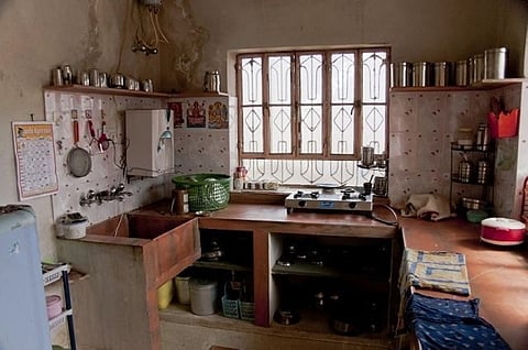 உங்கள் சமையலறை எப்போதும் பளபளன்னு இருக்கணுமா? இல்லத்தரசிகளுக்கான 10 நிமிட மேஜிக் டிப்ஸ்